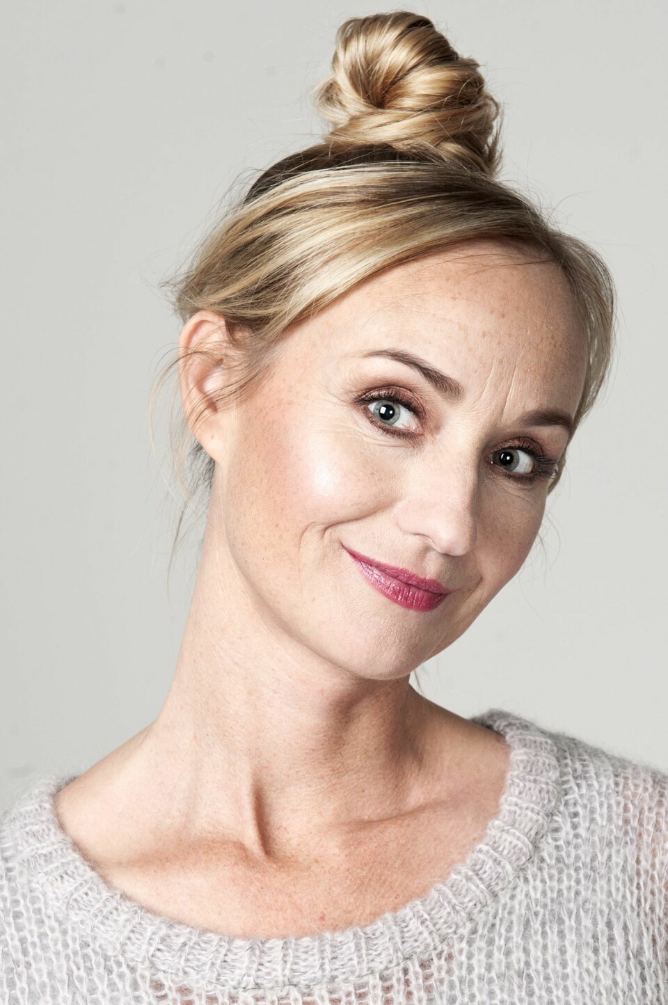 TIDSRIKTIG FRISYRE: Anne Cathrine har fått en knute på toppen, som både er avslappende og tidsriktig.