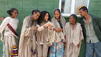 FARE FOR LIV: For kvinnene i denne landsbyen i Nord-Etiopia som føder på helsestasjonen gjør mangelen på rent vann, en reel dødstrussel. Nå håper Haddy at TV-aksjonen kan hjelpe dem.