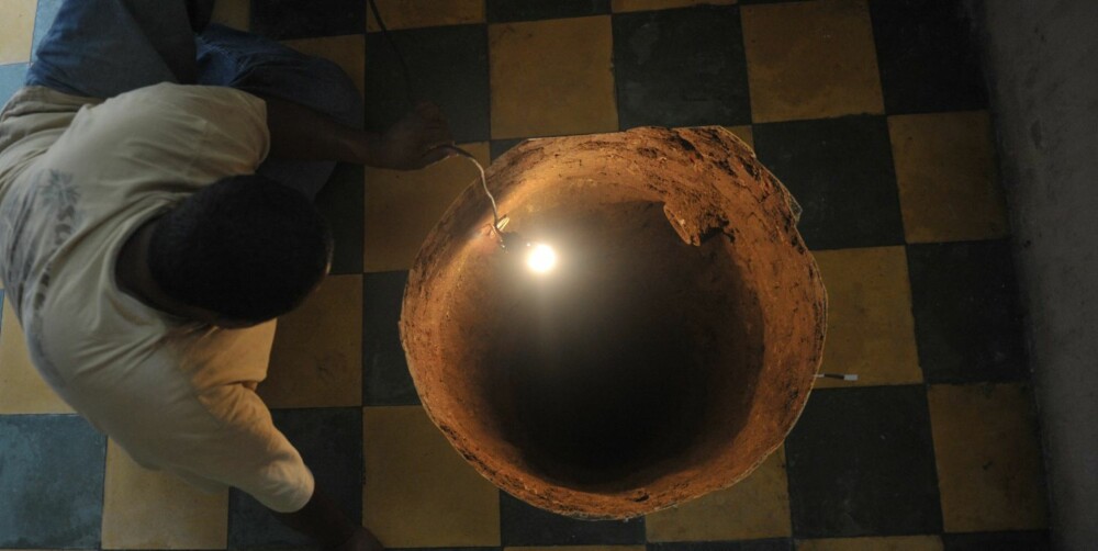 En huseier i Guatemala by inspiserer et 12 meter dypt synkehull som plutselig og uten forvarsel oppsto inne i hjemmet hans.
