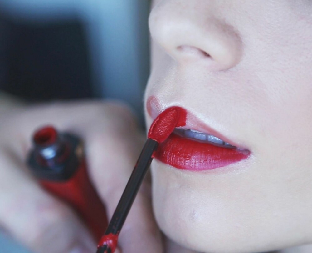 RED LIPS: Hva passer vel bedre enn knallrøde lepper på fest i førjulstiden? Er du nøye med både lip liner og leppestift, får du et resultat som sitter heeele kvelden!