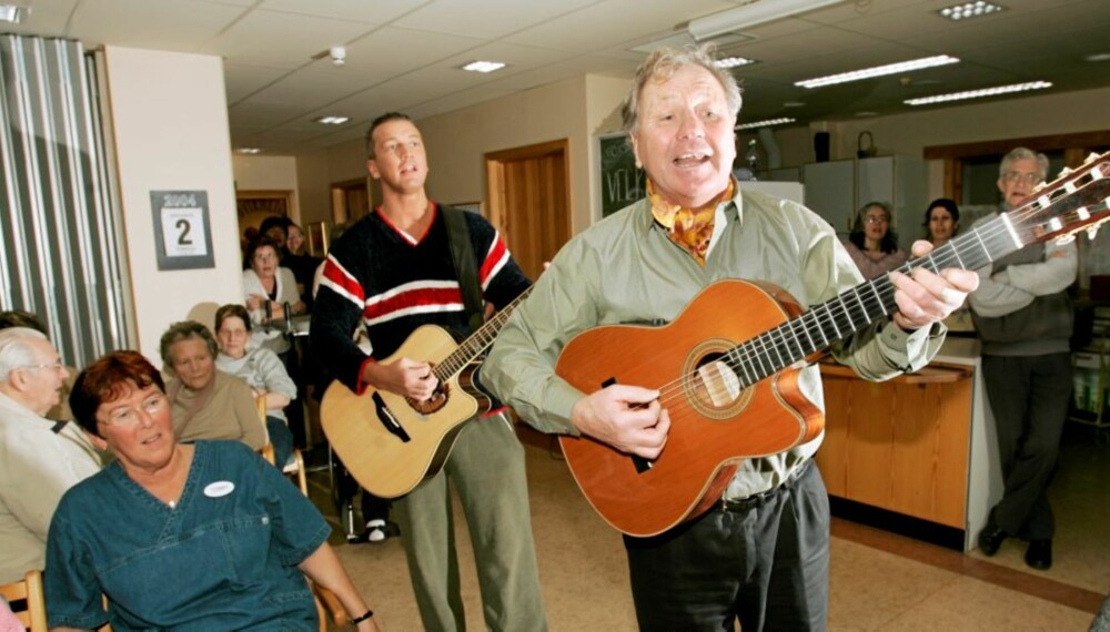 John Klemetsen levde for boksingen og sangen. I 2004 opptrådte han sammen med sønnen Ole for Else Johanne Lie på 60-årsdagen på Rovik bo- og aktivitssenter.