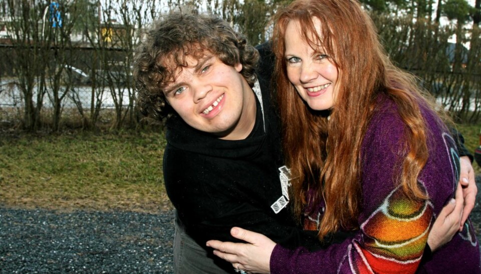 FØR OG ETTER: Livet blir aldri det samme etter at de mistet sin kjære Kristian, men mamma Elisabeth og Andreas har fortsatt mye å leve for.