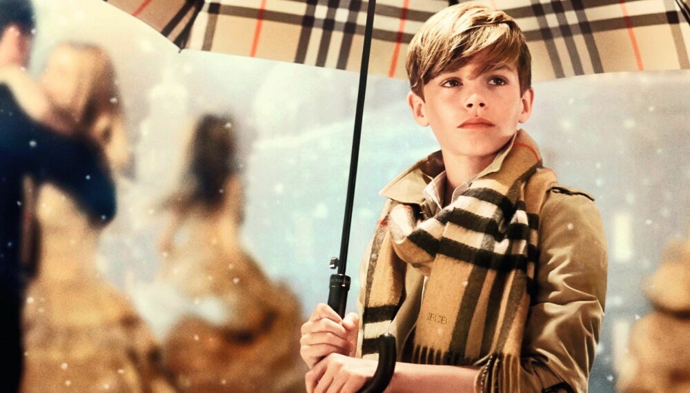 KLAR FOR JUL: Nei, det er ikke den vesle Ole med paraplyen. Det er Romeo Beckham i Burberrys nye julekampanje.