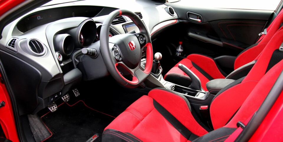 PURE RACING: Civic R føles renskrapet. Det kjennes som om alt som skal gi komfort, er ofret på de gode rundetiders alter.