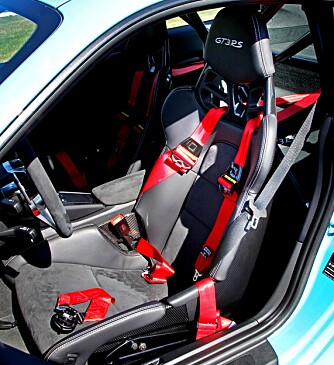 MER RACING: Halvbur, bøttestoler i karbon og sekspunktsseler. GT3 RS er en racerbil. Ferdig snakka! 