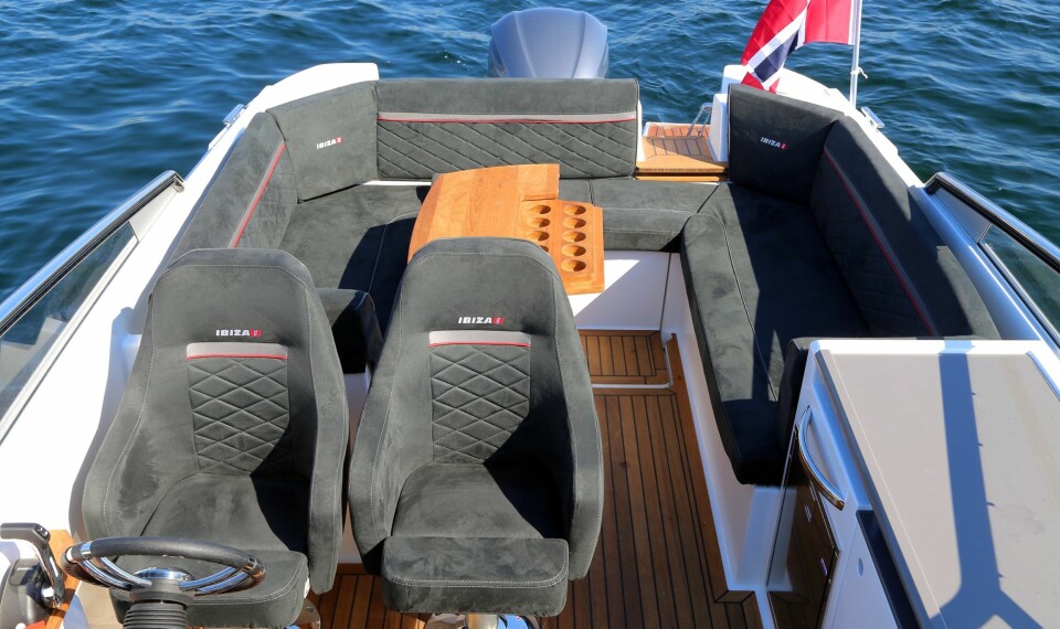 HØY KOMFORT: Den store sittegruppen akter med behagelige puter er et av varemerkene for Ibiza. Her sitter fem personer komfortabelt rundt det store bordet.