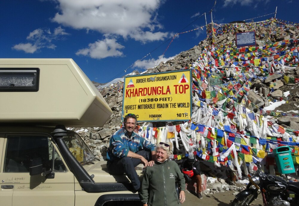 TOPPTUR: Khardungla Top er verdens høyeste kjørbare fjellpass, 5359 meter over havet. Ekteparet Odermatt nådde toppen i august 2015.