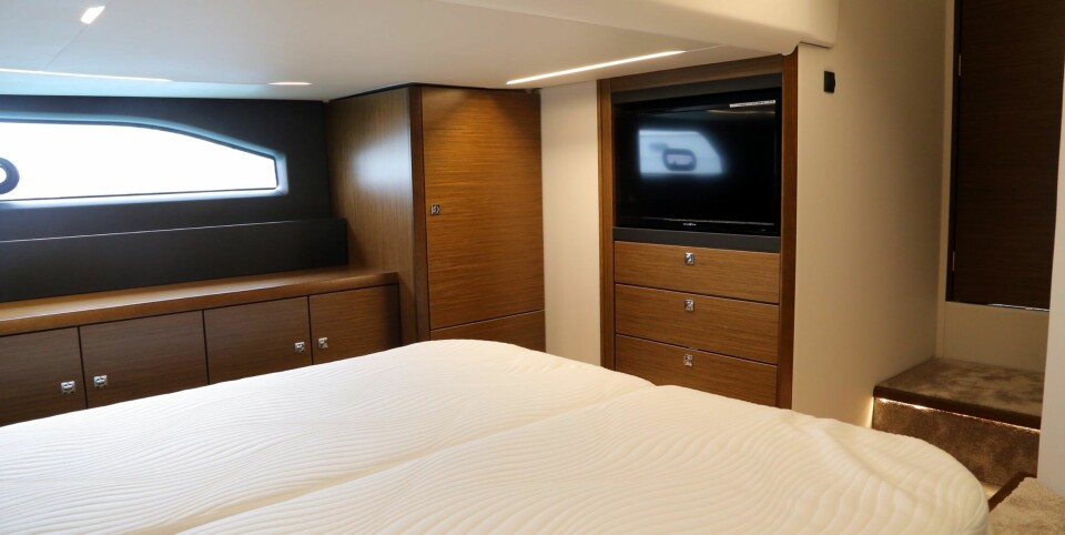 LETT Å TRIVES: Fra chaise longue-en i eierlugaren kan du slappe av, se på TV eller bare nyte utsikten gjennom de store vinduene.