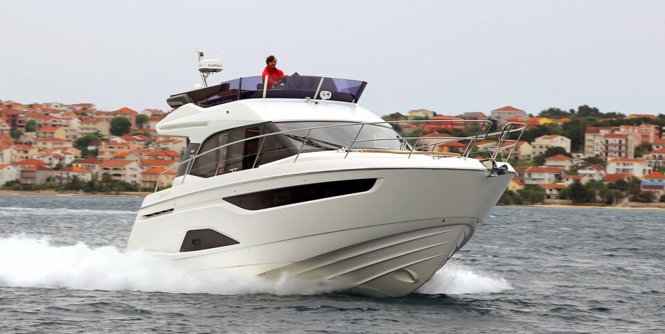 VELKJØRENDE: Dyp V-bunn, høy baug med ekstra fokus på steglister og chine skal gi mykere gange i bølger. Vårt inntrykk etter prøvekjøringen er at den er komfortabel, lettkjørt, sportslig og trygg.