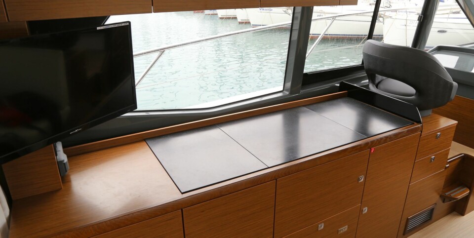 RYDDIG: Lokk over bysseseksjonen gir ro i designet når den ikke er i bruk. Oppvaskmaskinen er skjult i en skuff.