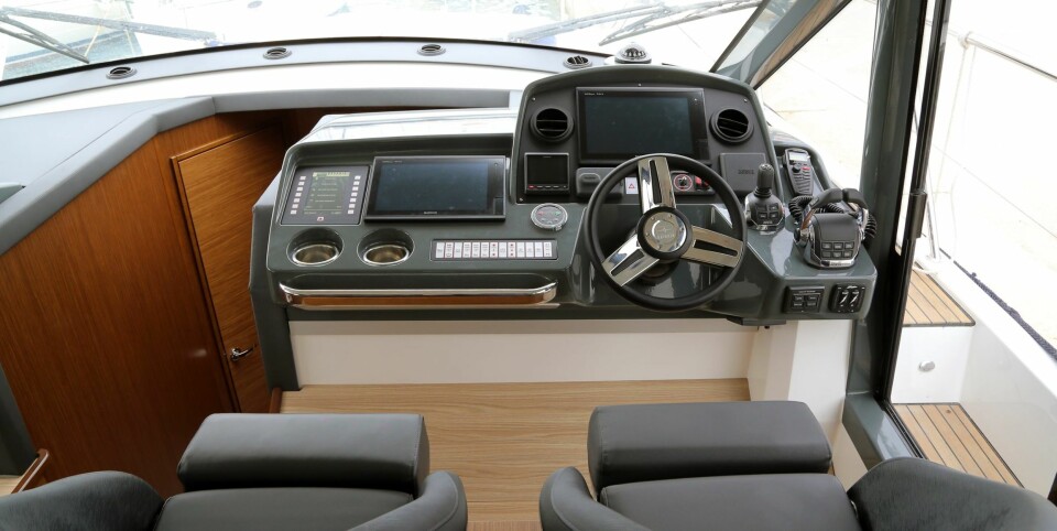 SJEFSPLASS: Dashbordlayout er fortsatt på prototypstadiet. Separate stoler gir mer støtte enn sofa og utsikten fra førerplass er upåklagelig.