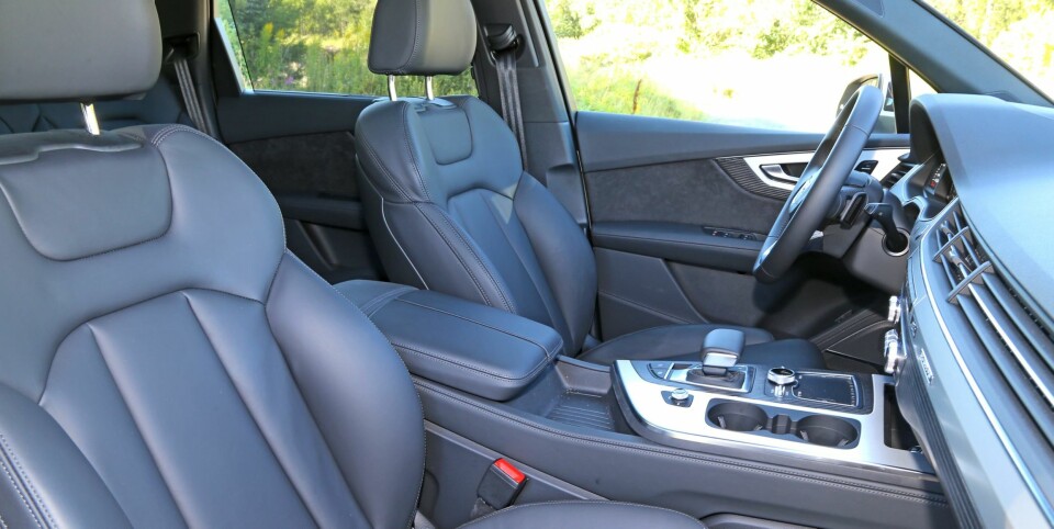 MEGET KOMFORTABEL: Alt fra hullete grusveier til ondskapsfulle fartsdumper forsvinner inn i luftfjæringen uten at mer enn en vennskapelig dult ender opp i førersetet.