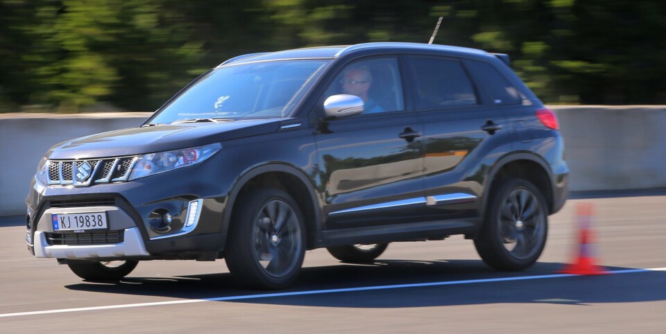 KVIKK RESPONS: Lav vekt gjør at Vitara er uten typiske SUV-tregheter i svingene. I stedet kjennes den slik mange lave kompaktbiler gjør, med kvikk respons på det sjåføren foretar seg.
