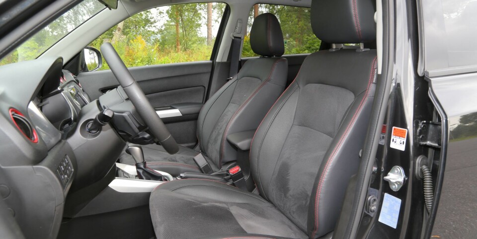 VIRKER BILLIG: Støynivået gjør at Vitara oppleves som litt for billig, og den følelsen blir bare styrket når vi knakker på hardplasten som dominerer i nesten hele interiøret.