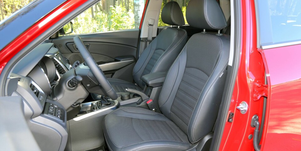 MER SOLID: Tivoli er klart bedre på det vi pleier å kalle opplevd kvalitet i interiøret og virker både mer solid og bedre montert. Interiørlydene er færre og lavere når bilen kjøres på ujevn asfalt.