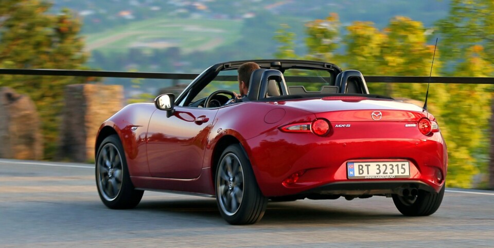 LEKETØY: Etter hvert slår man av stabilitetskontrollen og lar hekken slippe løs. Det er roadstermoro på sitt beste og så enkelt at alle kan nyte det.