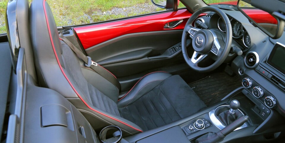 ALT STEMMER: Tilbakemeldingene du får gjennom ratt og pedaler er av det ultrapresise slaget. MX-5 gjør deg til en kjøregud.