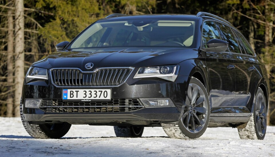 STOLT STOREBROR: Lillebror Octavia har vært Norges mest solgte stasjonsvogn flere år på rad. En helt ny Superb vil nok lokke enkelte til å ta steget opp.