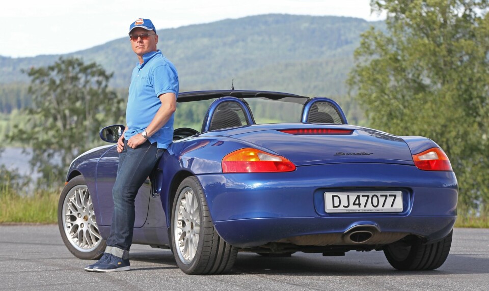 ALDRI MER TAK: Finn Vegard Carlsen kjører «alltid» åpent. Men om vinteren får 1998-modellen hardtop på. - Bilen har nå gått drøyt 150 000 km og fungerer bra, selv om det alltid er litt å fikse på, forteller han.