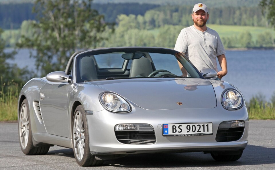DEN ENESTE: - Allerede den første turen var spektakulær, jeg kjøpte bilen i Ålesund på sommeren og hadde en nydelig tur via Geiranger hjem til Oslo, sier Tor-Erling Thømt Ruud. Han har til og med kjørt flyttelass med Boxster.