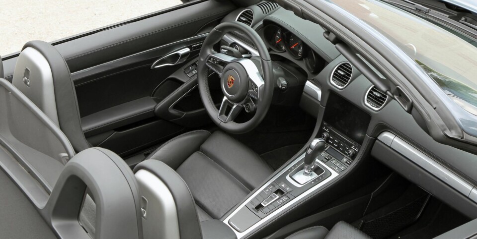 SIKKER LINJE: Porsche kjører en sikker linje. Interiøret i nye 718 er løftet akkurat nok fra 2014-modellen til å framstå moderne. Den skuddsikre følelsen er alltid der.
