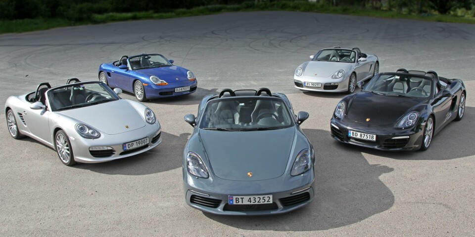 MIDTPUNKTET: Den nye Porsche 718 Boxster, med slektstreet fra venstre mot høyre med årsmodeller 2010, 1998, 2005 og 2014.