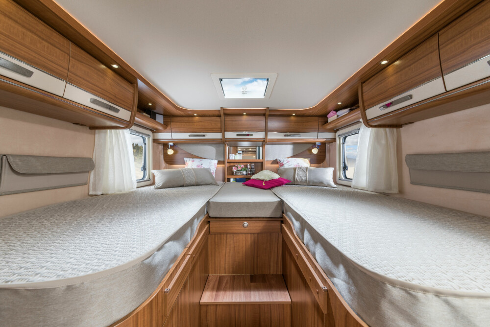 MEST ETTERSPURT: 704 PL har den mest populære sengeløsningen - langsgående enkeltsenger. FOTO: Hymer MEST ETTERSPURT: 704 PL har den mest populære sengeløsningen - langsgående enkeltsenger. FOTO: Hymer
