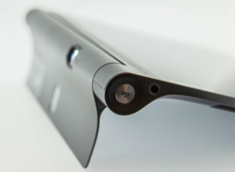 UNIK: Projektoren og den asynkrone formen på Lenovo Yoga Tablet 3 Pro gjør Lenovos nettbrett unikt. UNIK: Projektoren og den asynkrone formen på Lenovo Yoga Tablet 3 Pro gjør Lenovos nettbrett unikt.