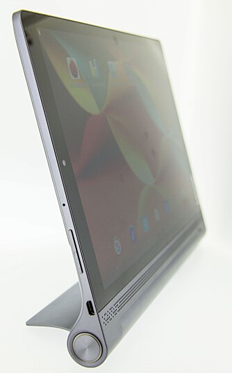 STØTTE: Lenovo Yoga Tablet 3 Pro har en støtte integrert i batterigrepet. Det er svært praktisk og gjør nytte for seg på kjøkkenbordet så vel som i smøreboden. STØTTE: Lenovo Yoga Tablet 3 Pro har en støtte integrert i batterigrepet. Det er svært praktisk og gjør nytte for seg på kjøkkenbordet så vel som i smøreboden.