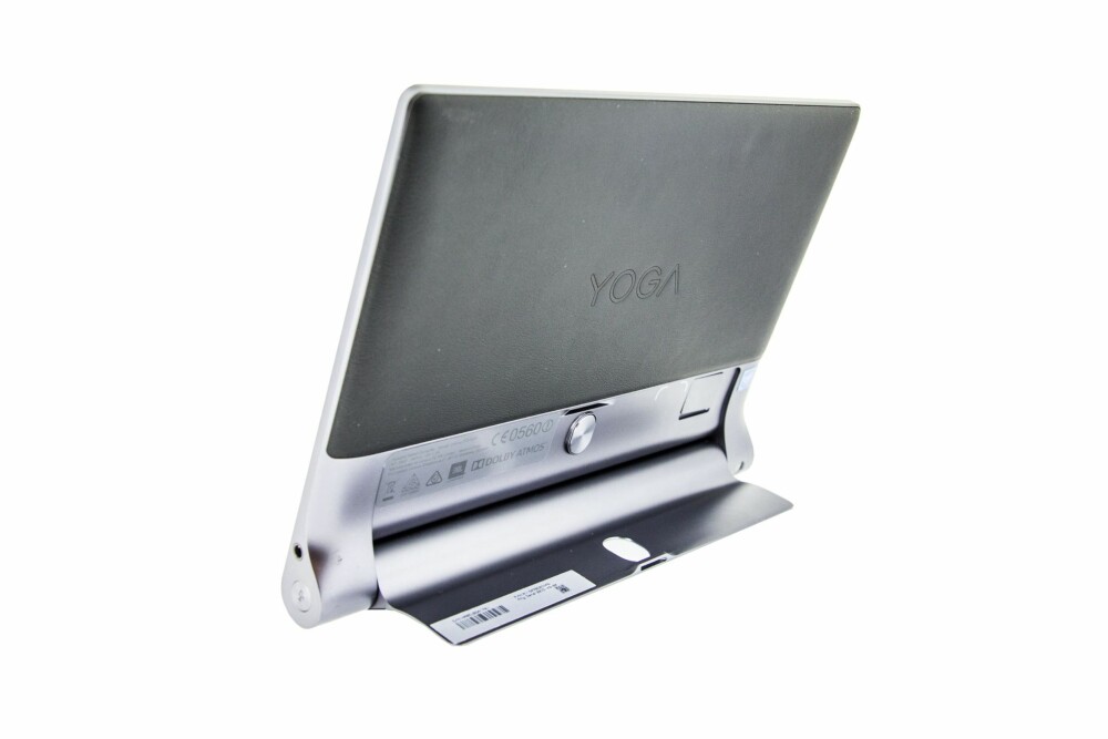 SKINN: Baksiden av Lenovo Yoga Tablet 3 Pro er dekket av et skinn-aktig materiale. Det bidrar til å heve kvalitetsfølelsen.