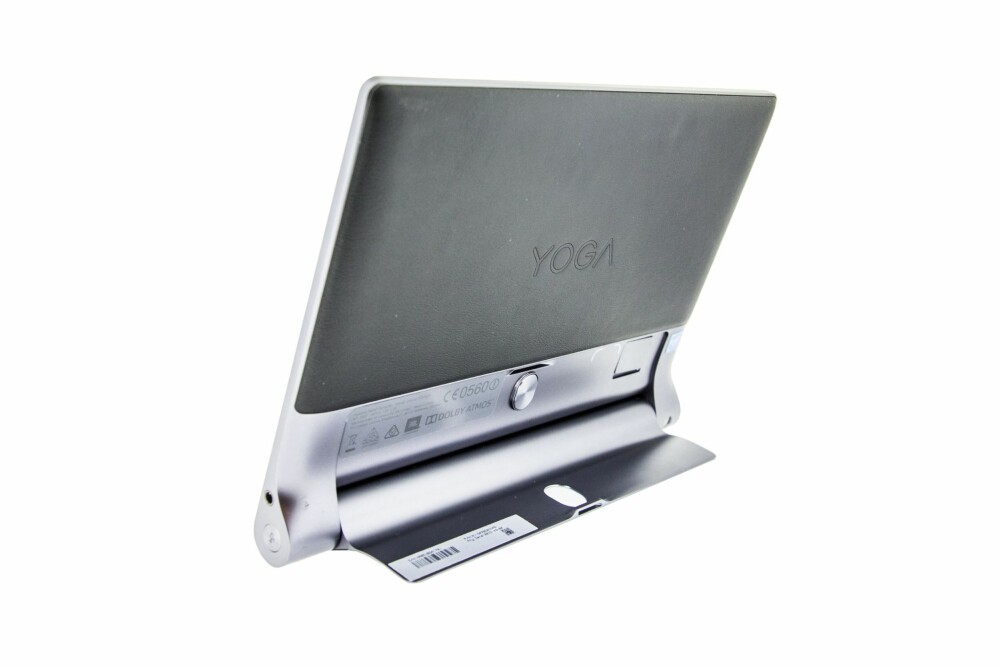 SKINN: Baksiden av Lenovo Yoga Tablet 3 Pro er dekket av et skinn-aktig materiale. Det bidrar til å heve kvalitetsfølelsen. SKINN: Baksiden av Lenovo Yoga Tablet 3 Pro er dekket av et skinn-aktig materiale. Det bidrar til å heve kvalitetsfølelsen.