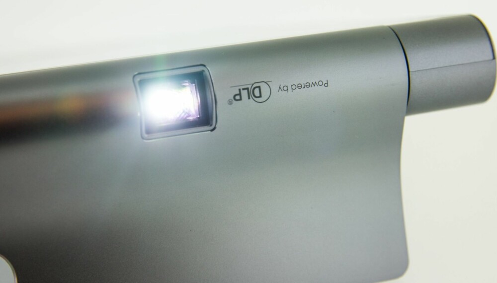WOW: Lenovo Yoga Tablet 3 Pro har en innebygd projektor - som det eneste nettbrettet i verden (ved siden av Yoga Tablet 2 Pro). WOW: Lenovo Yoga Tablet 3 Pro har en innebygd projektor - som det eneste nettbrettet i verden (ved siden av Yoga Tablet 2 Pro).