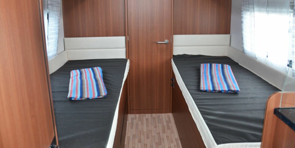 POPULÆR LØSNING: Langsgående enkeltsenger og bad i hele bobilens bredde bakerst.