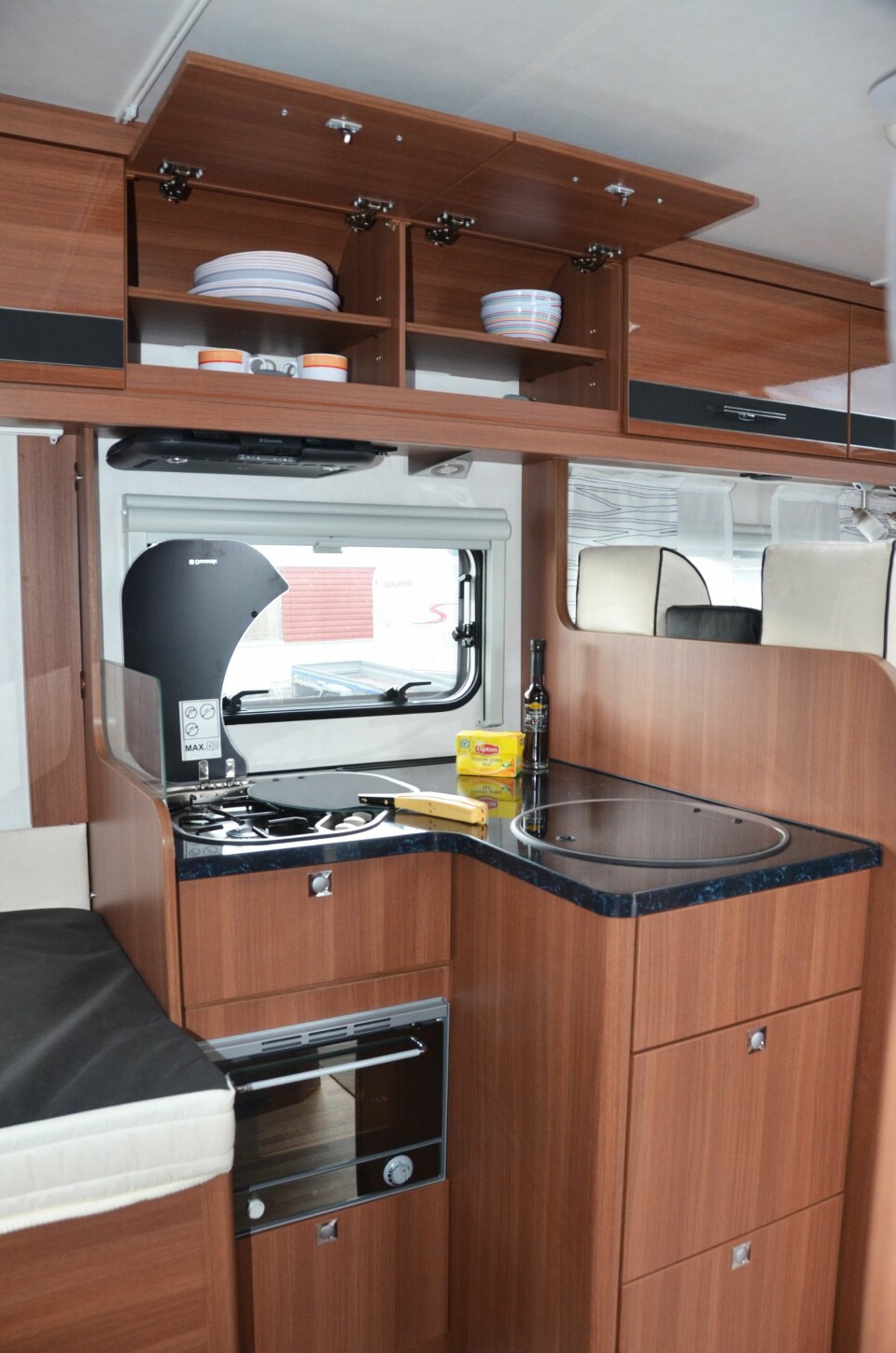 MER ENN GODKJENT: Flott kjøkken med delt blusslokk, ovn og vifte.