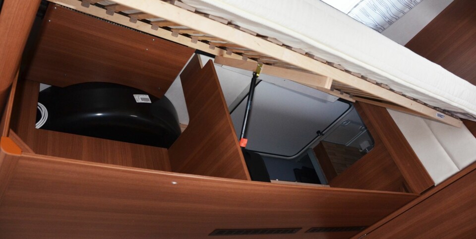 UNDER SENGEN: Enkel tilgang til stuverom og bagasjerom.