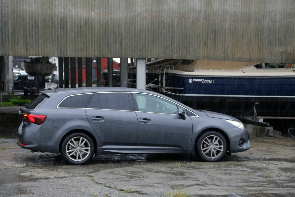 SOM FØR: Profilen er som før, for den nye Toyota Avensis er ikke helt ny fra bunnen av, men en omfattende oppdatering av den forrige.