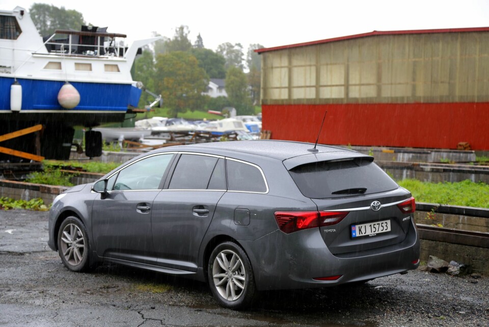 FORYNGELSE: Bak er det mindre som skiller den nye og den forrige utgaven av Toyota Avensis, men også her er lyktene spissere.