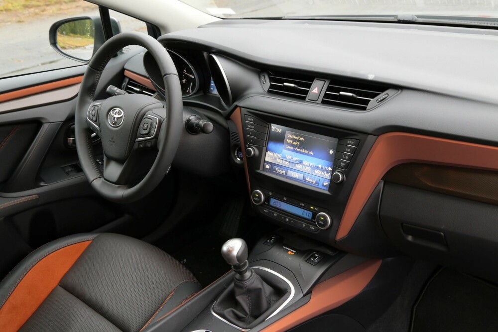 FORBEDRING: Den nye Avensis har fått større skjerm på dashbordet og fremstår som litt mer påkostet enn forgjengeren.