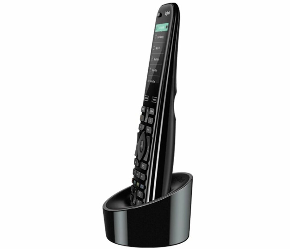 Ladestasjon følger med, men du kan også lade direkte med micro-USB.