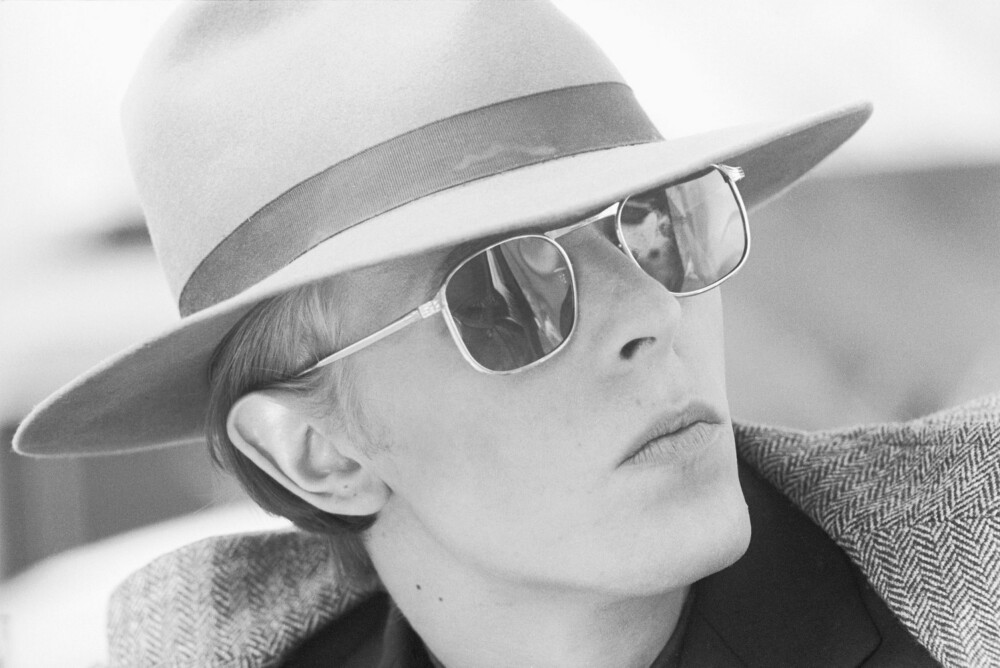 MOTETIPS # 4: En smart hatt, en smart frakk og gylne shades - de tre store innen stil. Her under innspillingen av "The Man Who Fell To Earth" i Los Angeles i 1976. 