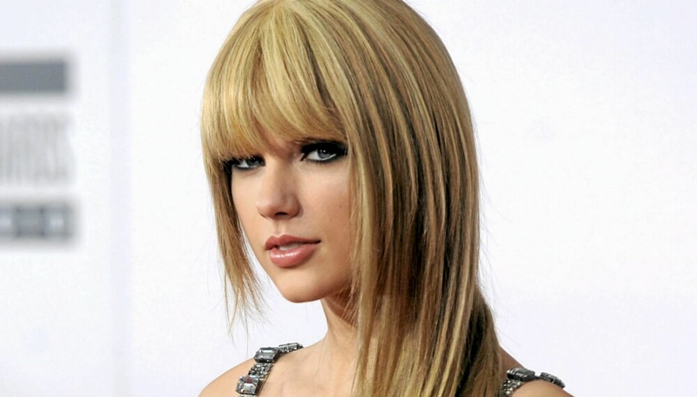 KUL MED LUGG: Taylor Swift får en kulere look med slettet hår og rocka lugg.