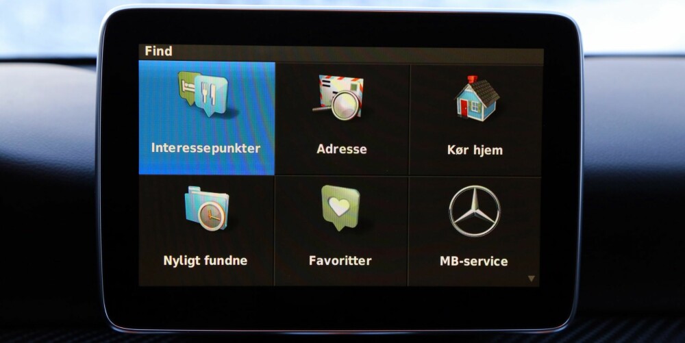 MER SKJERM: En større 8-tommers skjerm kan nå bestilles til Mercedes-Benz A-klasse. Og betaler du enda litt til, får du navigasjon fra Garmin. Den fungerer som ventet fint. 