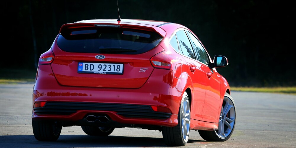 RÅ RÅTASS: Ford Focus ST går som en kule, har fantastiske kjøreegenskaper og er like praktisk som en helt vanlig Focus. Sekseren er vel fortjent. RÅ RÅTASS: Ford Focus ST går som en kule, har fantastiske kjøreegenskaper og er like praktisk som en helt vanlig Focus. Sekseren er vel fortjent.
