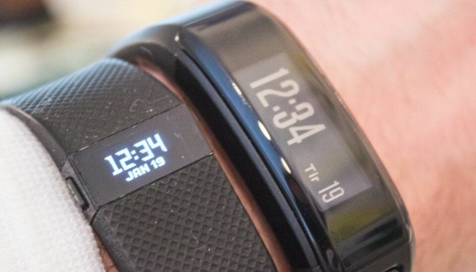 STOR: Garmin Vivosmart HR er litt større enn hovedkonkurrenten Fitbit Charge HR (til venstre).