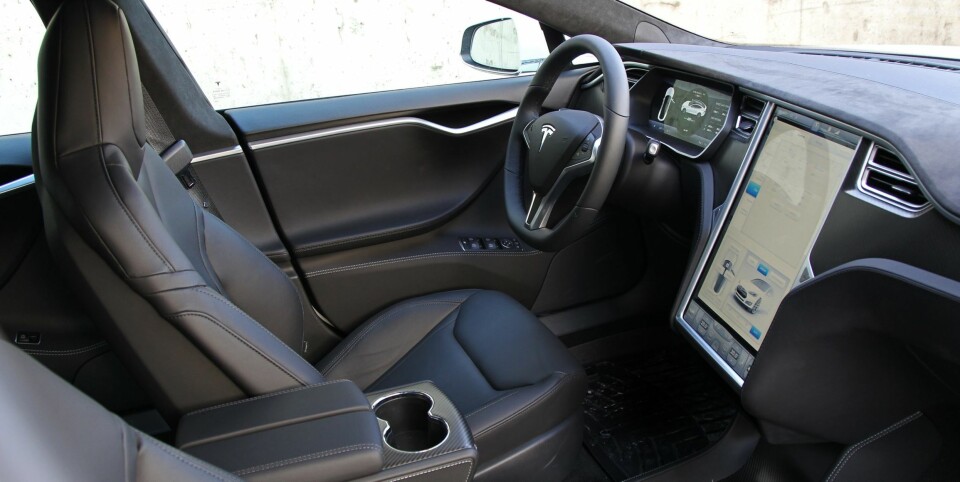 GODE SETER: Selv om testbilen har pent skinn og alcantara nærmest overalt, mangler den solide følelsen fra BMW 5-serie og Audi A6. De nye setene gir bedre støtte og øker langturkomforten.