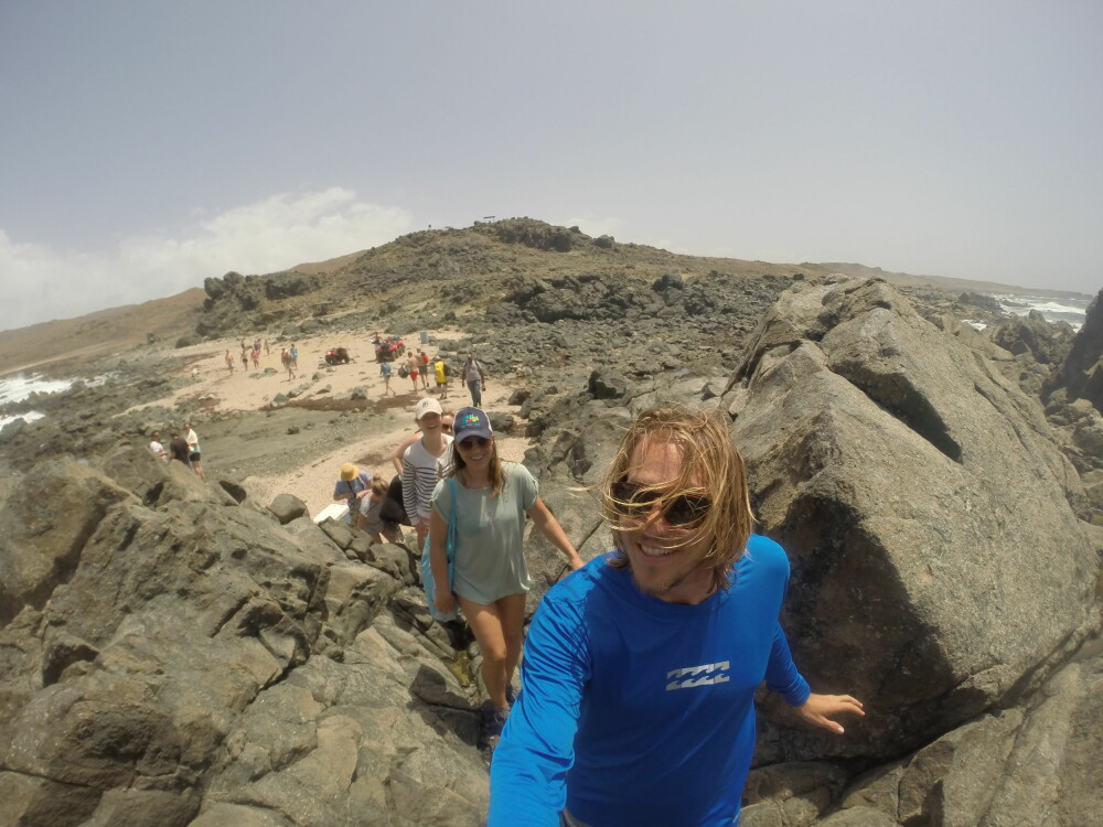 Vi var så heldige å ha Dennis og Rachel som guider. Dennis er vokst på Aruba og kjenner øya inn og ut. Det er en ørkenøy, så frodig vil jo være å ta litt i, - men den er ganske rå likevel. Her er vi på vei til Conchi - det naturlige badebassenget.