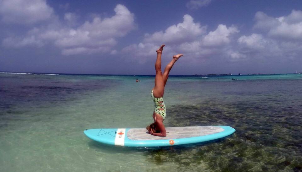 SUP-YOGA!: Noen kan stå på hodet på vannet, og andre er gode i andre ting... @yoga_girl rocker SUP-yoga - til og med oppned.