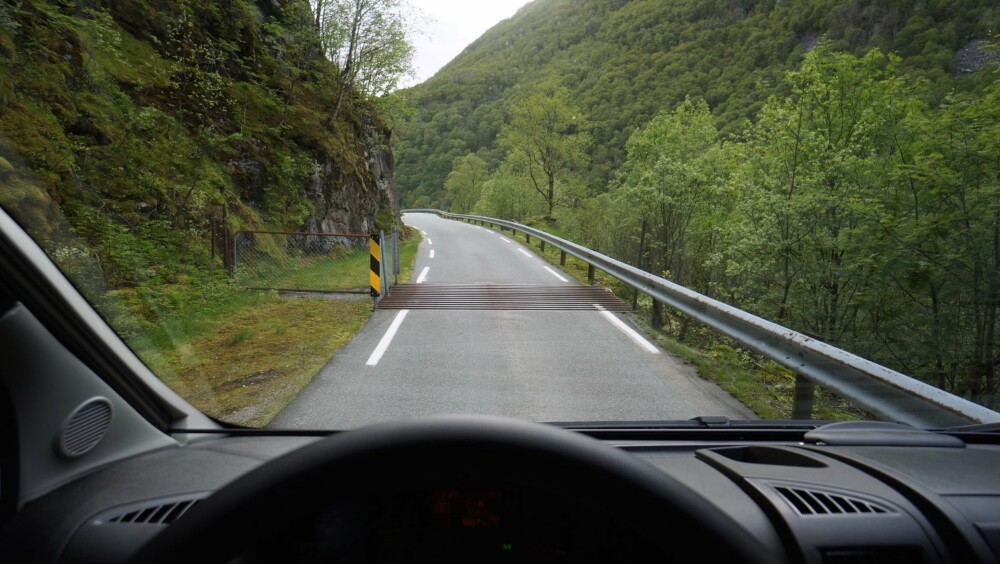 SMALT: Innover mot Månafossen synes jeg det er greit at bybobilen ikke er mer enn drøye to meter bred. SMALT: Innover mot Månafossen synes jeg det er greit at bybobilen ikke er mer enn drøye to meter bred.