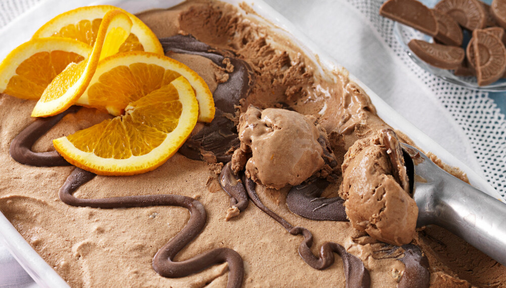 NESTEN IS: Denne desserten serveres halvfryst og smaker av deilig sjokolade, nøtter og appelsin.