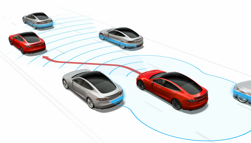 SKIFTER FIL: Når du setter på blinklyset finner Model S en ledig luke i trafikken og skifter fil automatisk. Foto: Tesla 